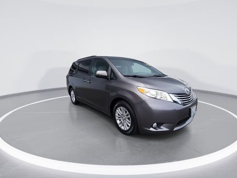 Used 2015 Toyota Sienna XLE w/ XLE Navigation Package FWD image 2