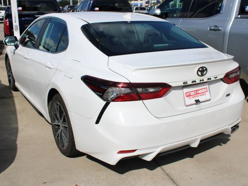Used 2024 Toyota Camry SE FWD image 5