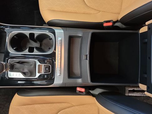 Used 2024 Kia Carnival EX FWD image 35