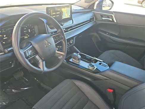 Used 2025 Mitsubishi Outlander SE image 16