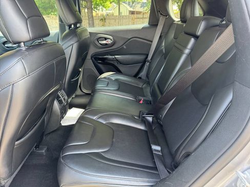 Used 2019 Jeep Cherokee Latitude Plus AWD/4WD image 19