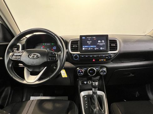 Used 2023 Hyundai Venue SEL image 16
