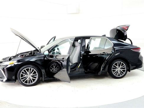 Used 2023 Toyota Camry XLE image 10