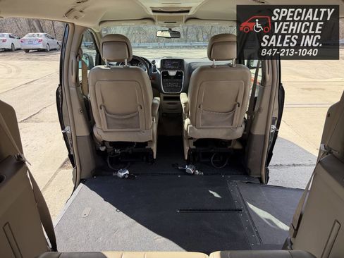 Used 2016 Chrysler Town & Country Touring image 18