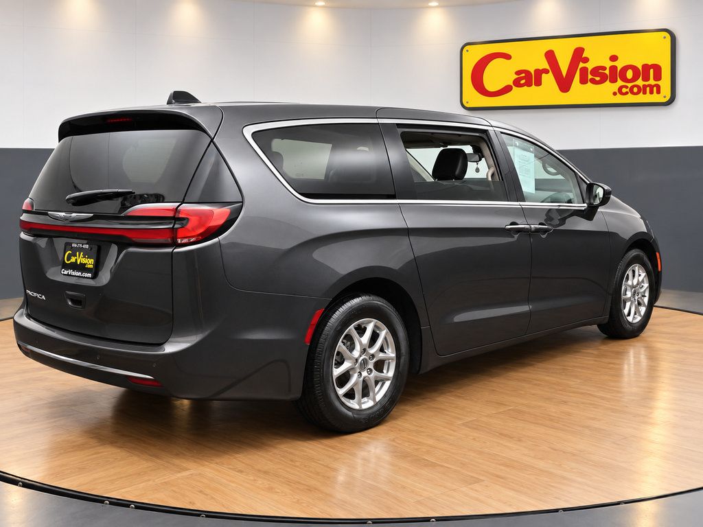 Used 2023 Chrysler Pacifica Touring-L FWD image 3