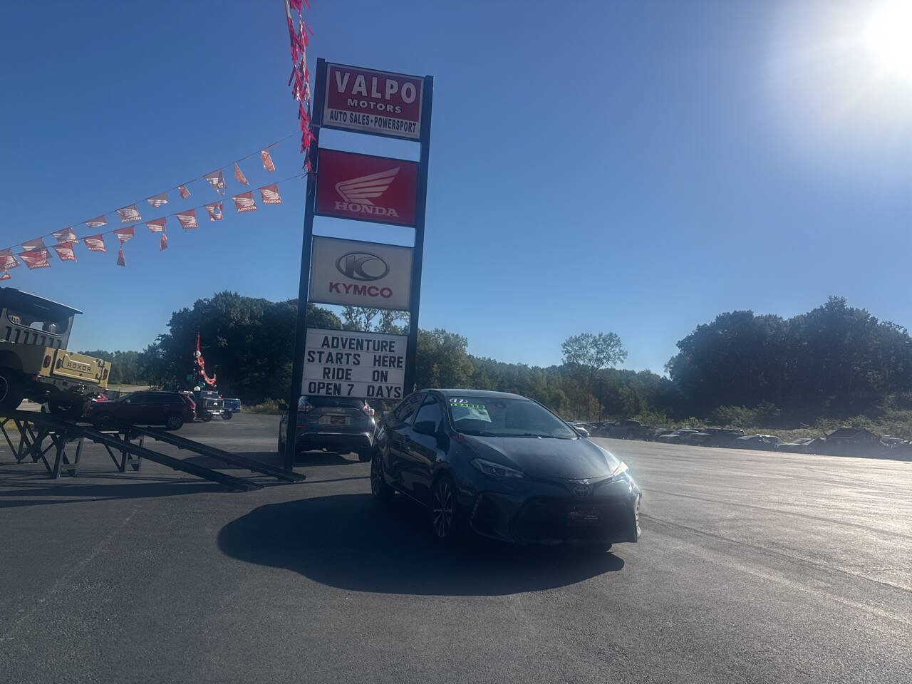 Used 2017 Toyota Corolla SE w/ Carpet Mat Package (TMS) FWD image 4