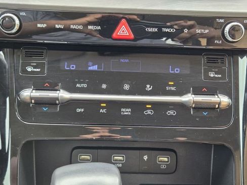 Used 2023 Kia Carnival EX FWD image 18