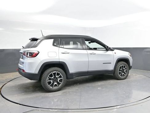 Used 2025 Jeep Compass Trailhawk AWD/4WD image 2