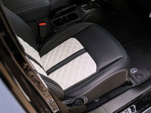 Used 2025 Jeep Wrangler Unlimited Rubicon w/ Technology Group image 58