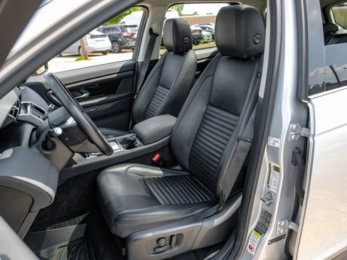 Used 2020 Land Rover Discovery Sport SE image 4