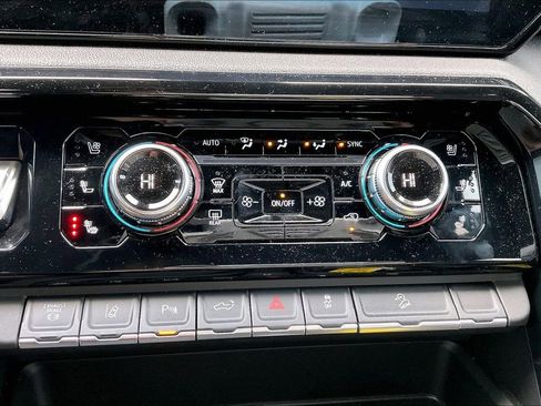 Used 2025 GMC Sierra 3500 AT4 w/ AT4 Premium Plus Package image 18