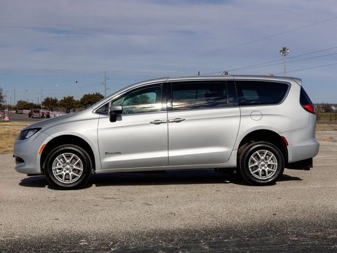 Used 2022 Chrysler Voyager LX image 4