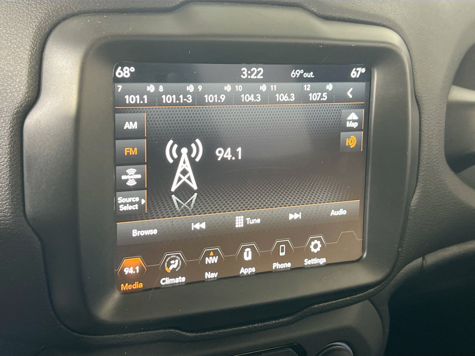 Used 2023 Jeep Renegade Latitude w/ Sun/Sound Group AWD/4WD image 15