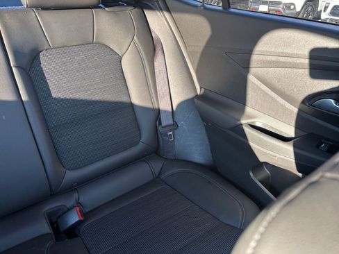 Used 2025 Buick Envista Preferred image 35