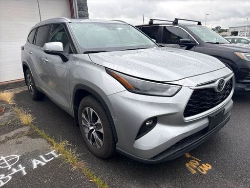 Certified 2024 Toyota Highlander XLE AWD/4WD image 1