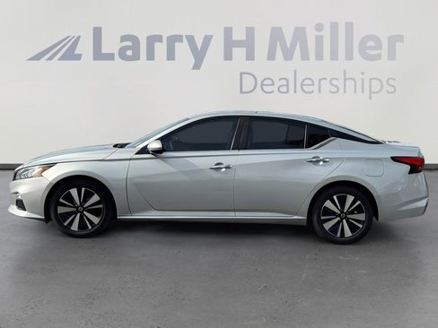 Used 2021 Nissan Altima 2.5 SV image 2