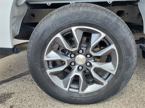 Used 2024 Chevrolet Silverado 1500 LT AWD/4WD image 6
