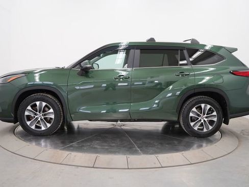 Used 2023 Toyota Highlander XLE image 4