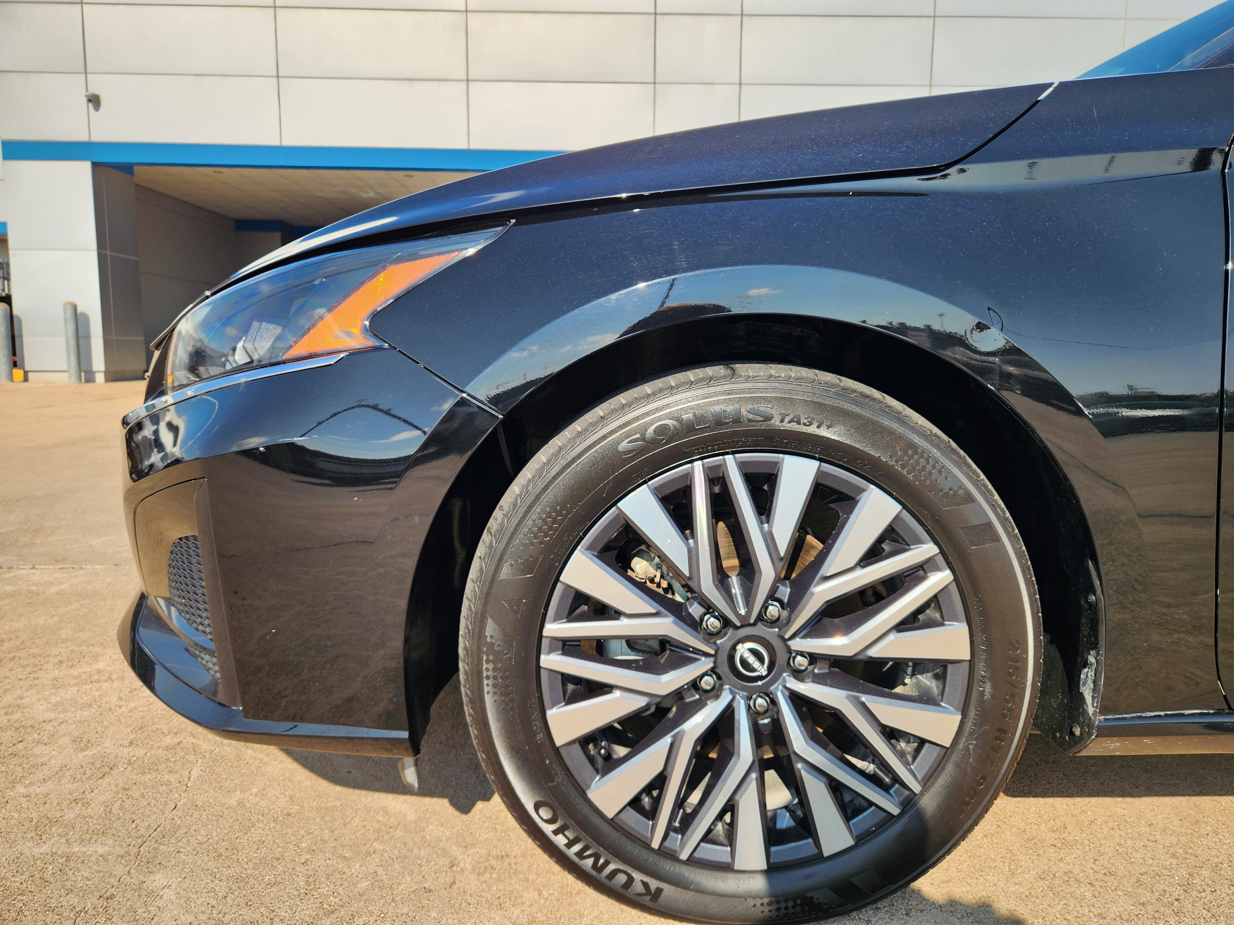 Used 2025 Nissan Altima 2.5 SV FWD image 9