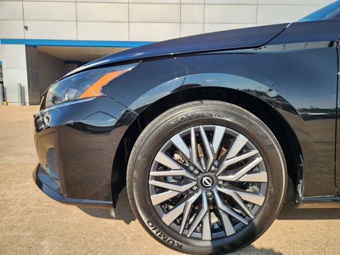 Used 2025 Nissan Altima 2.5 SV FWD image 9