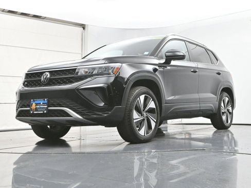 Used 2024 Volkswagen Taos SE image 30