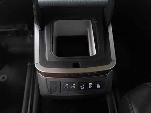 Used 2025 Toyota Sienna Platinum image 23