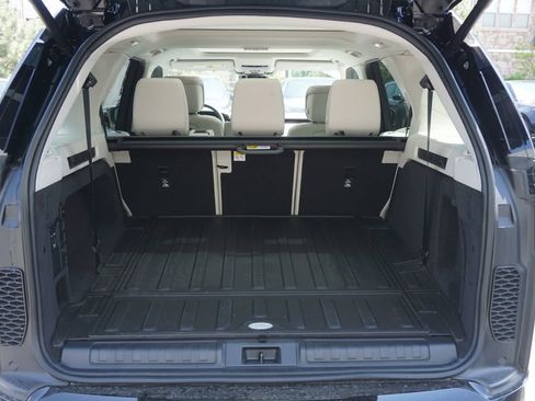 New 2025 Land Rover Discovery Dynamic SE image 31