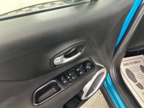 Certified 2021 Jeep Renegade Latitude w/ Convenience Group AWD/4WD image 17