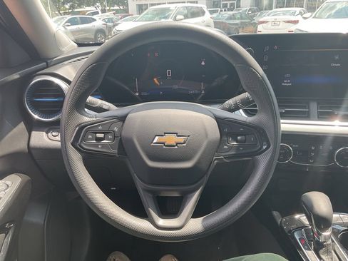Used 2025 Chevrolet Trax LT FWD image 21