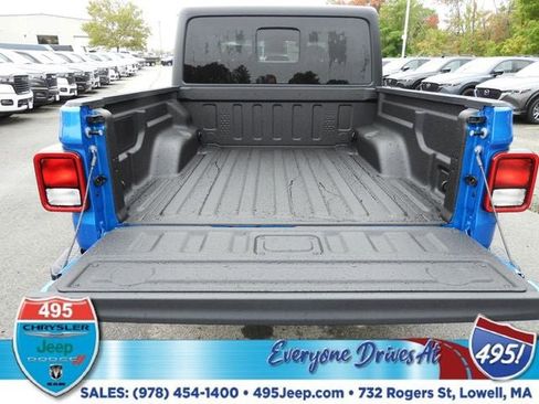 New 2025 Jeep Gladiator Sport image 5