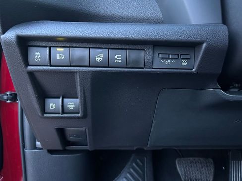 Used 2026 Toyota Sienna Platinum image 18