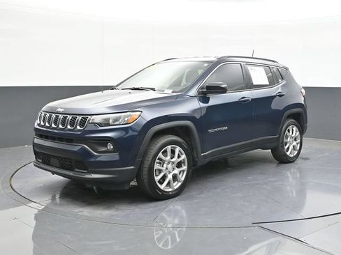 Used 2024 Jeep Compass Latitude AWD/4WD image 4