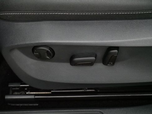 Certified 2025 Volkswagen Taos SE AWD/4WD image 20