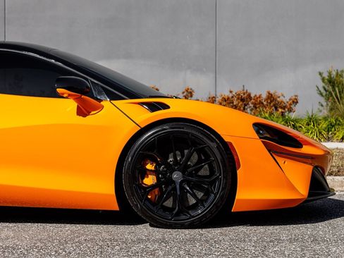 Used 2025 McLaren Artura RWD image 12