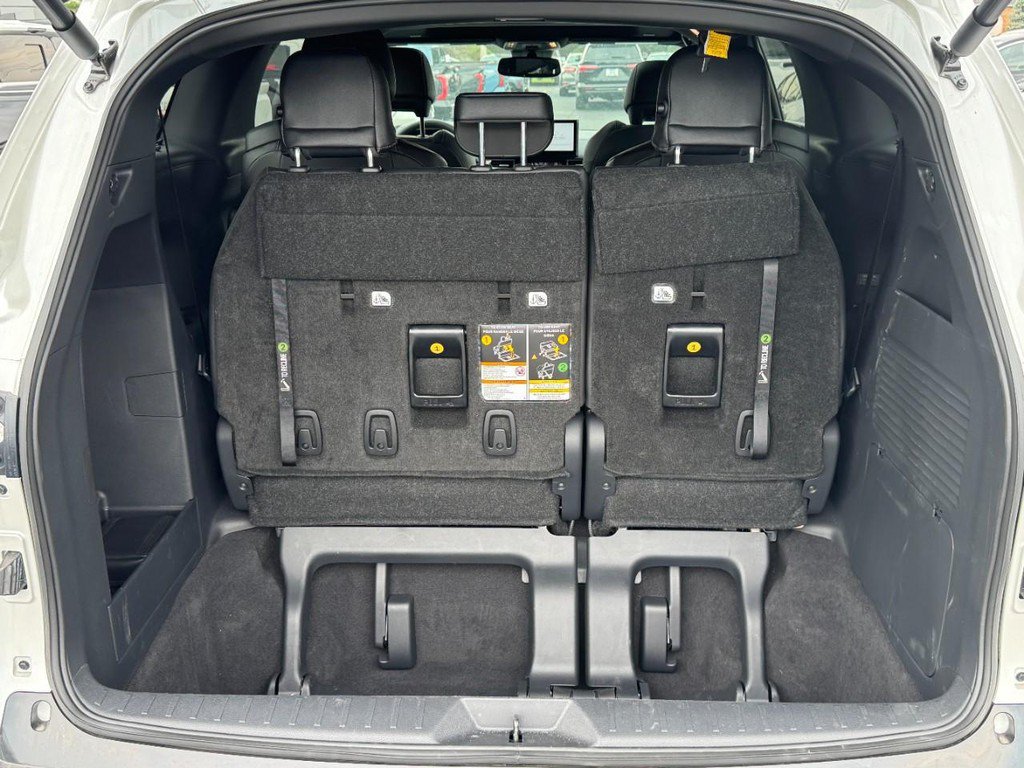 Used 2026 Toyota Sienna Limited FWD image 7