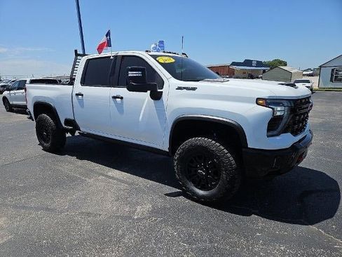 Used 2025 Chevrolet Silverado 2500 ZR2 w/ Technology Package AWD/4WD image 10