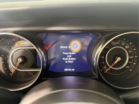 Used 2019 Jeep Wrangler Unlimited Sahara w/ Cold Weather Group AWD/4WD image 3