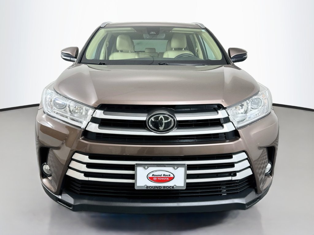 Used 2017 Toyota Highlander XLE FWD image 2