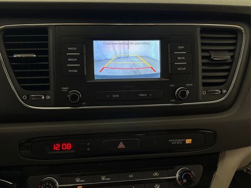 Used 2018 Kia Sedona L image 37