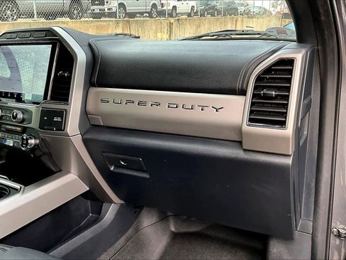 Certified 2022 Ford F250 Lariat w/ Black Appearance Package image 18