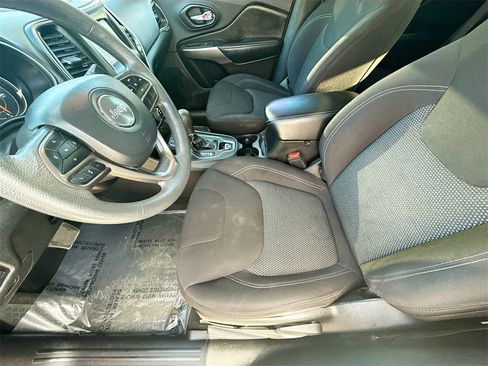 Used 2021 Jeep Cherokee Latitude w/ Mopar Interior Package image 18