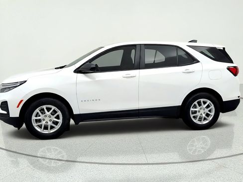 Used 2024 Chevrolet Equinox LS w/ Driver Confidence II Package FWD image 2