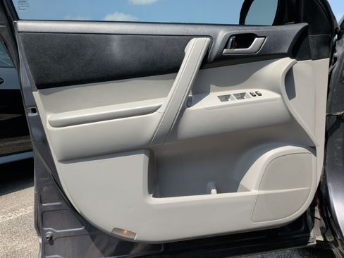 Used 2013 Toyota Highlander Plus FWD image 26