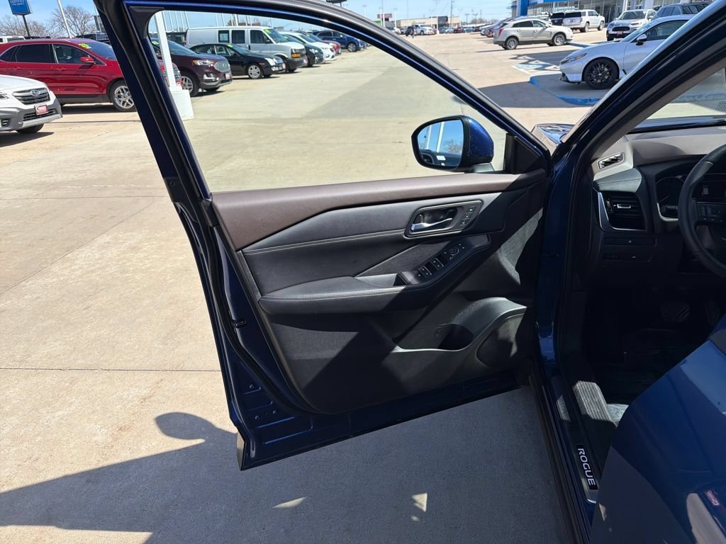 Used 2023 Nissan Rogue SL AWD/4WD image 12
