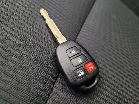 Used 2017 Toyota Camry SE image 32