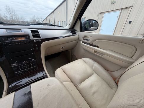 Used 2007 Cadillac Escalade AWD w/ Climate Package image 12
