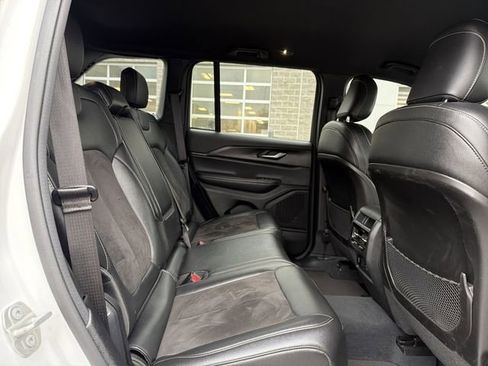 Used 2023 Jeep Grand Cherokee Altitude image 16