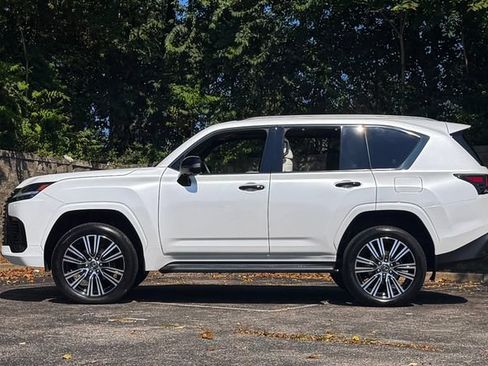 Certified 2025 Lexus LX 600 4WD w/ Appearance Package image 9