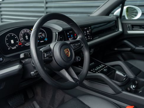 Certified 2024 Porsche Cayenne AWD/4WD image 4