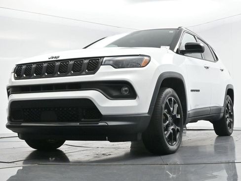 Used 2023 Jeep Compass Latitude AWD/4WD image 43